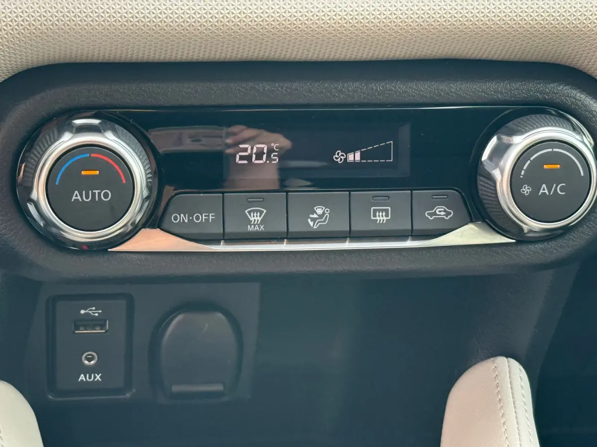 0.9 IG-T N-Connecta,Achteruitrij camera,Navigatie,Parkeersensoren.Climate control