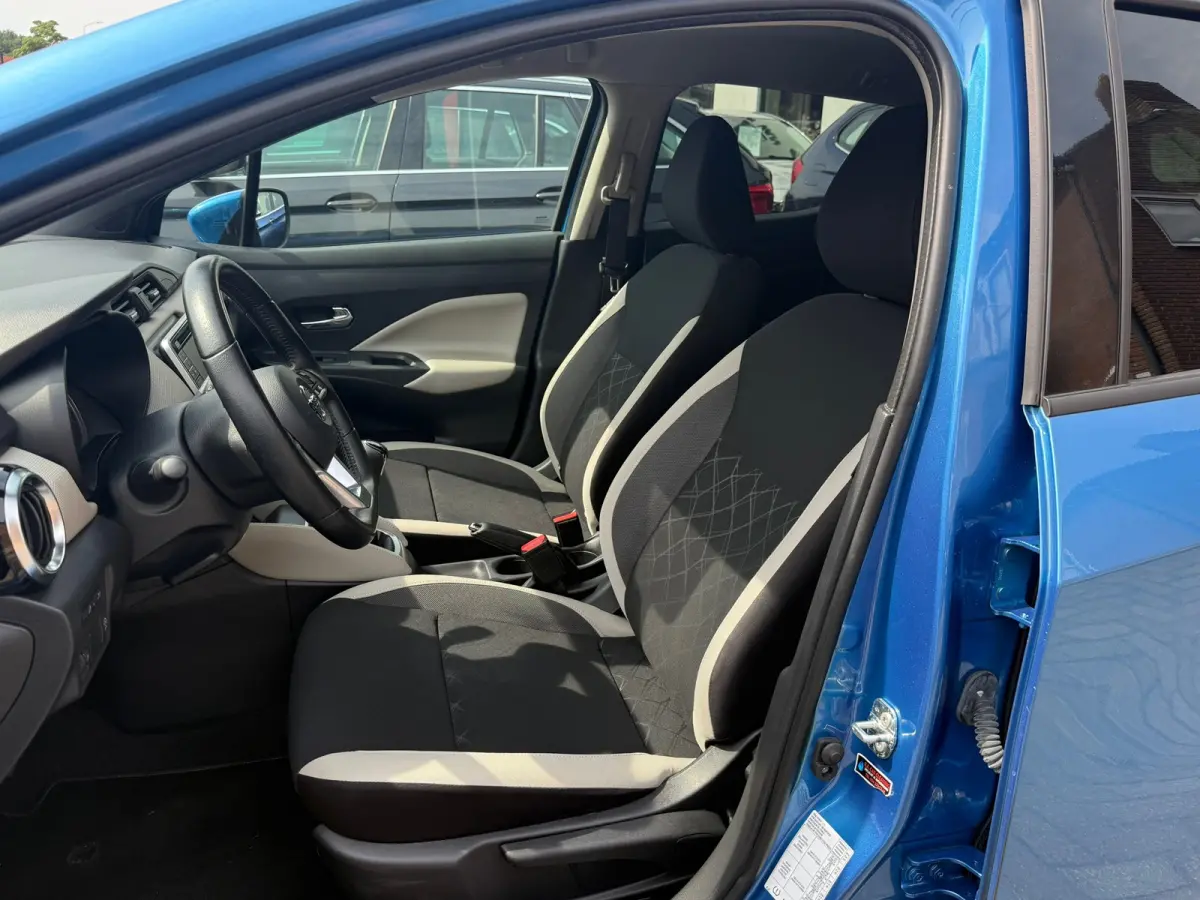 0.9 IG-T N-Connecta,Achteruitrij camera,Navigatie,Parkeersensoren.Climate control