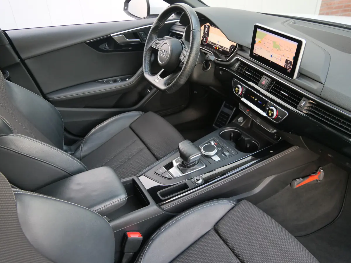 35 TFSI 150pk Sport S-line Black edition Automaat Navi / 19 inch / PDC