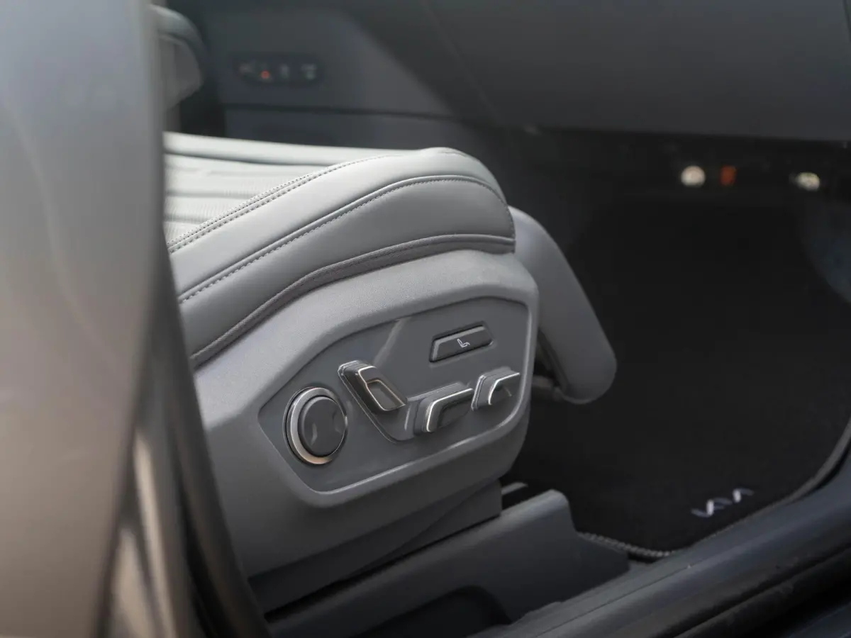Plus Advanced AWD 99.8 kWh Dual Motor | Premium Audio | Camera | Stoel&Stuur Verwarming | Navi | 19" | Adapt. Cruise