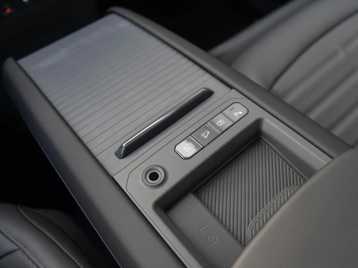 Plus Advanced AWD 99.8 kWh Dual Motor | Premium Audio | Camera | Stoel&Stuur Verwarming | Navi | 19" | Adapt. Cruise