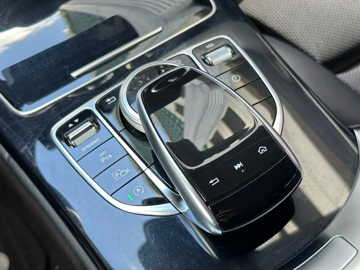 180 Premium Plus Pack Leer Navi Carplay