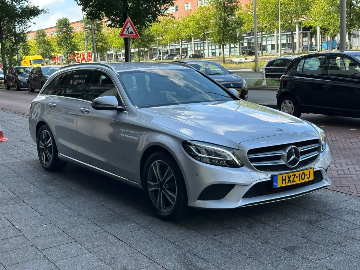180 Premium Plus Pack Leer Navi Carplay