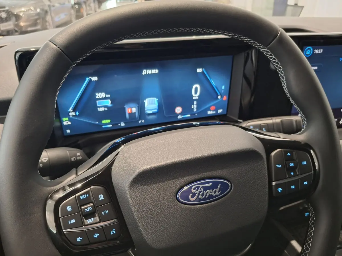 Limited 44 kWh | TREKHAAK | STOEL, STUUR EN VOORRUIT VERWARMING | 17 INCH LICHTMETALEN VELGEN | NAVIGATIE | ADAPTIEVE CRUISE CONTROL | LAADVLOERBESCHERMING |