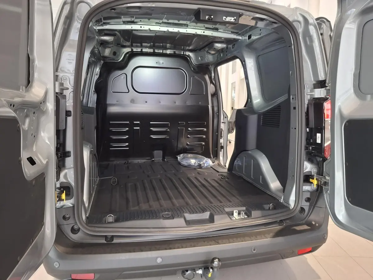 Limited 44 kWh | TREKHAAK | STOEL, STUUR EN VOORRUIT VERWARMING | 17 INCH LICHTMETALEN VELGEN | NAVIGATIE | ADAPTIEVE CRUISE CONTROL | LAADVLOERBESCHERMING |
