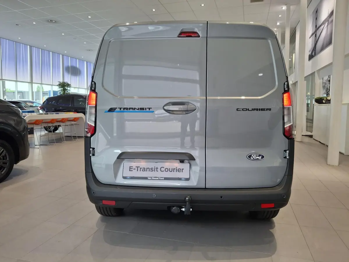 Limited 44 kWh | TREKHAAK | STOEL, STUUR EN VOORRUIT VERWARMING | 17 INCH LICHTMETALEN VELGEN | NAVIGATIE | ADAPTIEVE CRUISE CONTROL | LAADVLOERBESCHERMING |