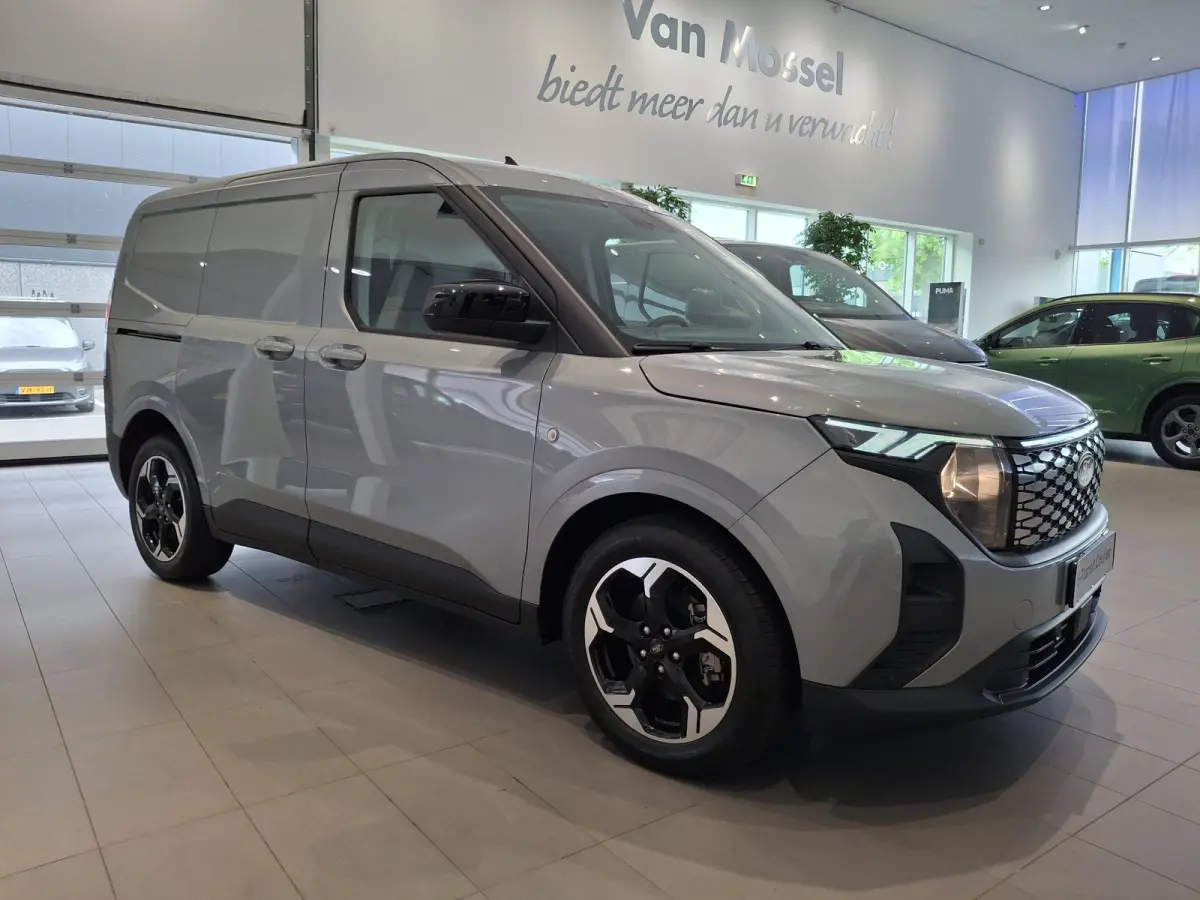 Limited 44 kWh | TREKHAAK | STOEL, STUUR EN VOORRUIT VERWARMING | 17 INCH LICHTMETALEN VELGEN | NAVIGATIE | ADAPTIEVE CRUISE CONTROL | LAADVLOERBESCHERMING |