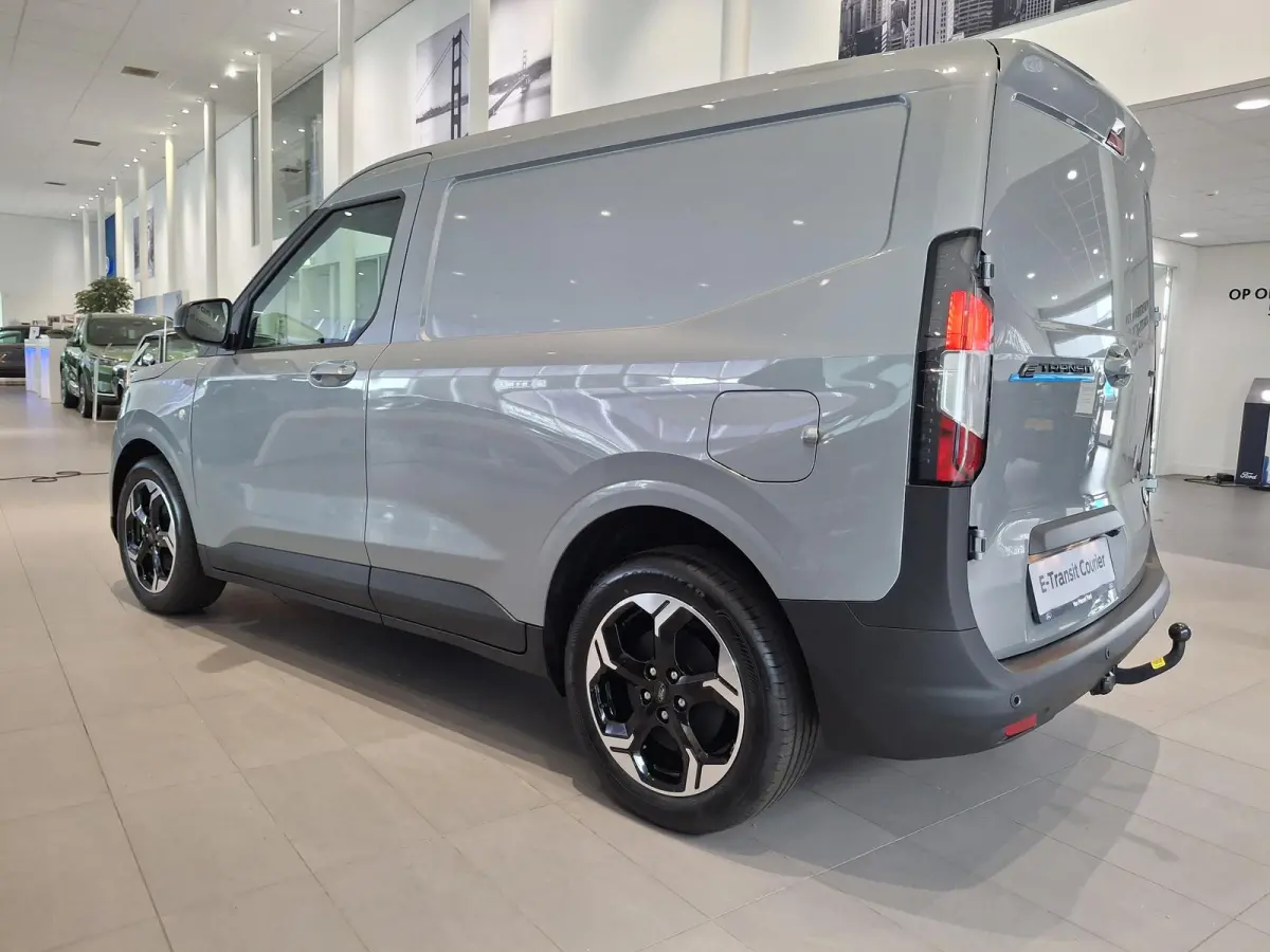 Limited 44 kWh | TREKHAAK | STOEL, STUUR EN VOORRUIT VERWARMING | 17 INCH LICHTMETALEN VELGEN | NAVIGATIE | ADAPTIEVE CRUISE CONTROL | LAADVLOERBESCHERMING |