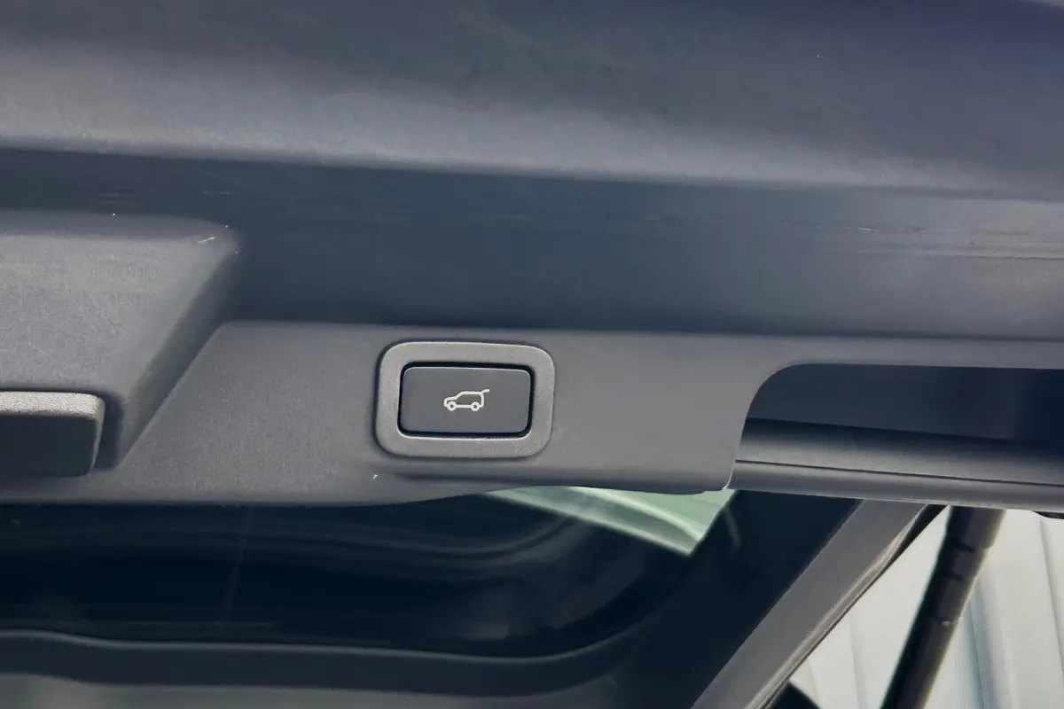 4.4 SDV8 Autobiography Dynamic 21" PANO REAR SEAT ENTERTAINMENT