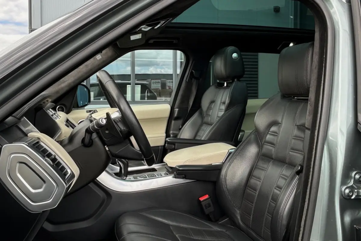 4.4 SDV8 Autobiography Dynamic 21" PANO REAR SEAT ENTERTAINMENT