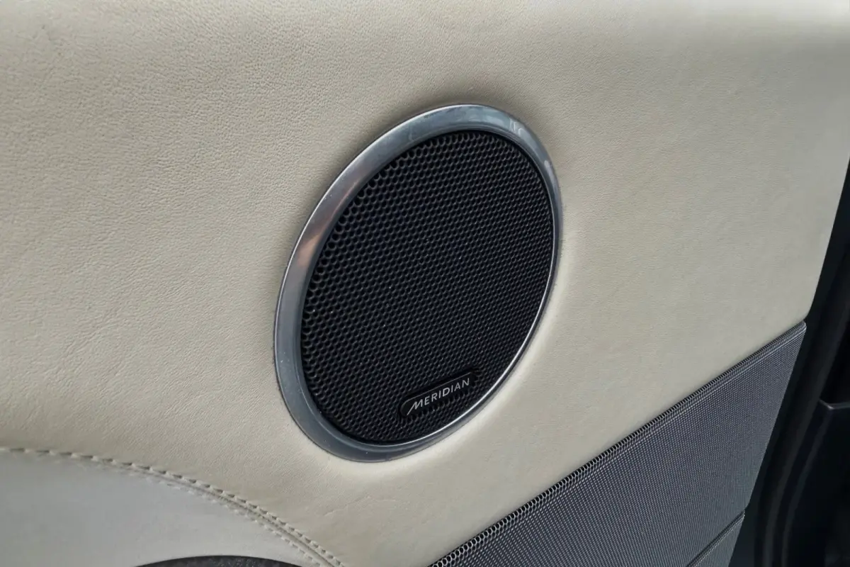 4.4 SDV8 Autobiography Dynamic 21" PANO REAR SEAT ENTERTAINMENT