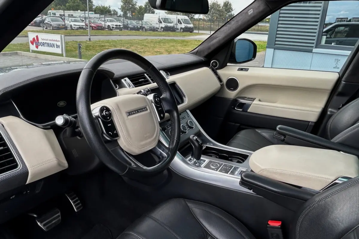 4.4 SDV8 Autobiography Dynamic 21" PANO REAR SEAT ENTERTAINMENT
