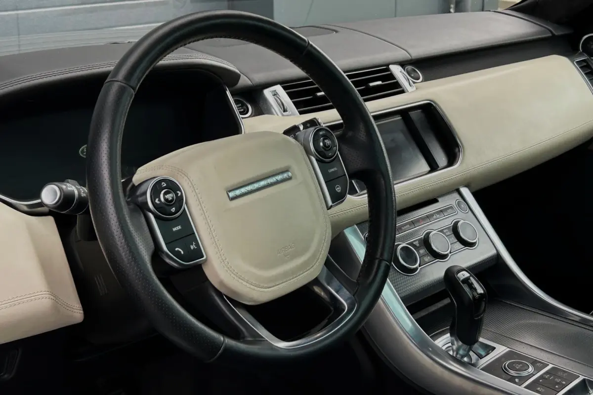 4.4 SDV8 Autobiography Dynamic 21" PANO REAR SEAT ENTERTAINMENT