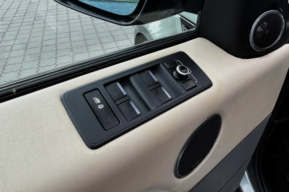 4.4 SDV8 Autobiography Dynamic 21" PANO REAR SEAT ENTERTAINMENT