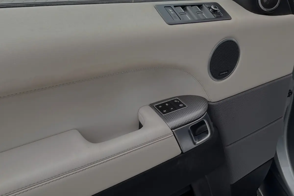 4.4 SDV8 Autobiography Dynamic 21" PANO REAR SEAT ENTERTAINMENT