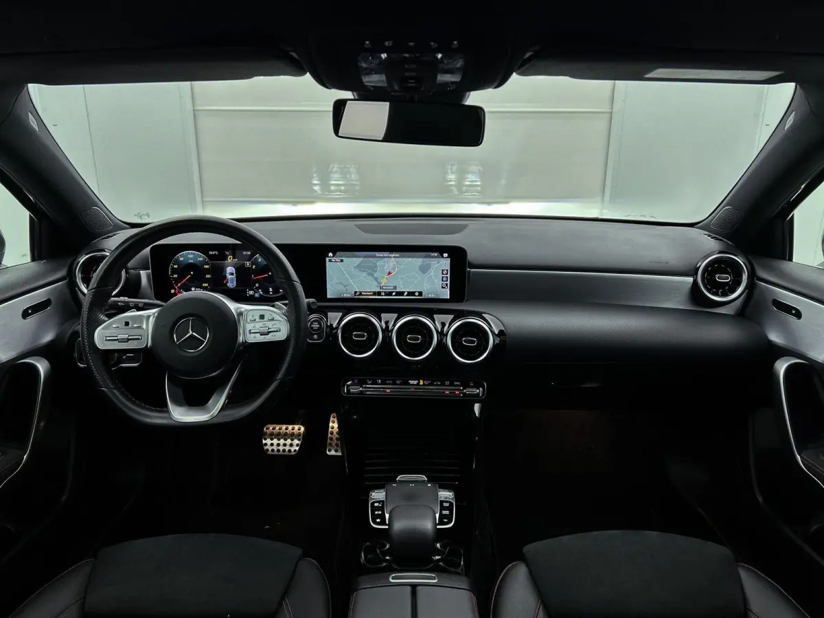 180 Business Solution AMG Automaat (PANORAMADAK, TREKHAAK ELEKT. WEGKLAPBAAR, CAMERA, STOELVERWARMING)