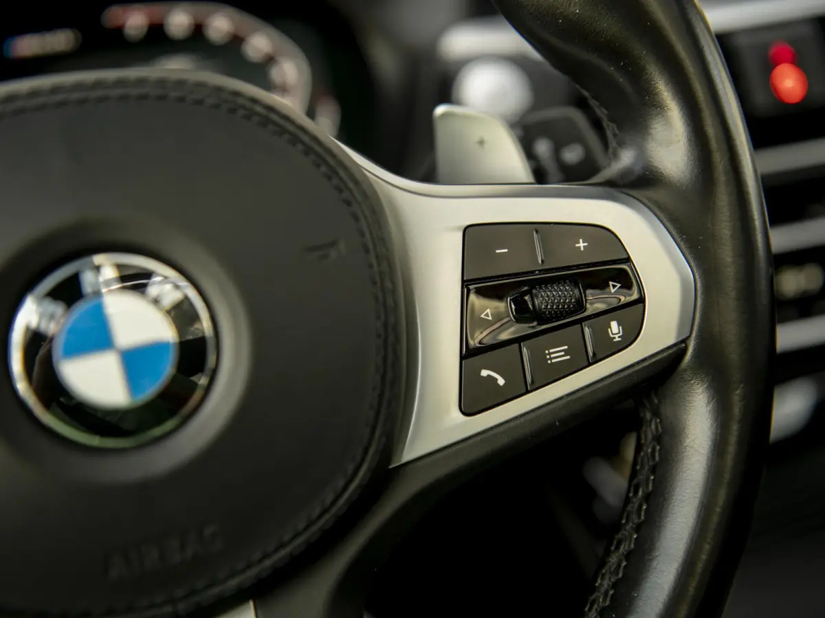 M40i xDrive High Executive | LED | Trekhaak | Pano | 21" LMV | Mem.stoel | H&K Audio | Comf.Access | Conn.Pack Prof. | Standkachel | 360 camera | Achterbank-/stuurverwarming | Full Options
