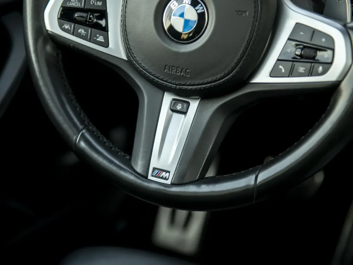 M40i xDrive High Executive | LED | Trekhaak | Pano | 21" LMV | Mem.stoel | H&K Audio | Comf.Access | Conn.Pack Prof. | Standkachel | 360 camera | Achterbank-/stuurverwarming | Full Options