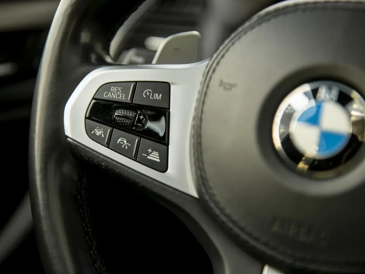 M40i xDrive High Executive | LED | Trekhaak | Pano | 21" LMV | Mem.stoel | H&K Audio | Comf.Access | Conn.Pack Prof. | Standkachel | 360 camera | Achterbank-/stuurverwarming | Full Options