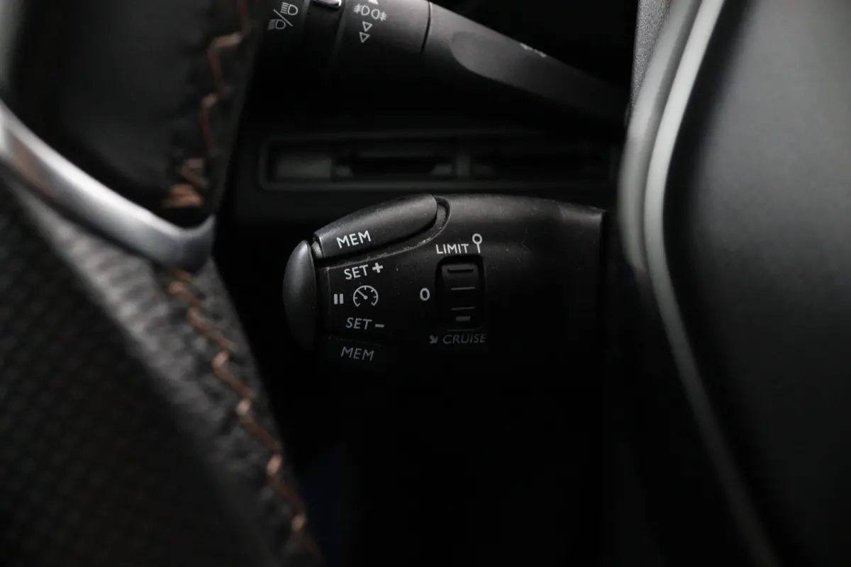 1.2 *GT Line*FULL-LED*NAVI*ECC*CRUISE*RIEM.VV*