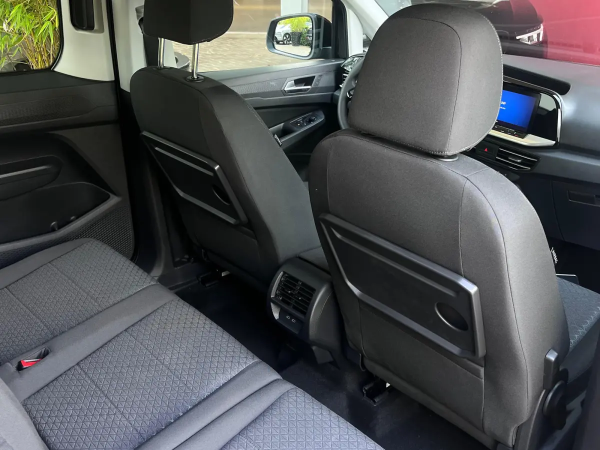 1.5 PHEV Titanium 7 Persoons | 100km Elektrisch Rijbereik | Camera | 1400kg Trekgewicht | 17 inch licht metaal | 7-persoons uitvoering | Achteruitrijcamera
