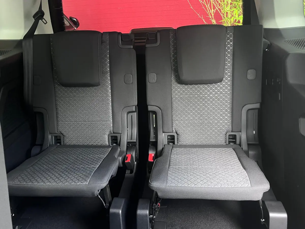 1.5 PHEV Titanium 7 Persoons | 100km Elektrisch Rijbereik | Camera | 1400kg Trekgewicht | 17 inch licht metaal | 7-persoons uitvoering | Achteruitrijcamera
