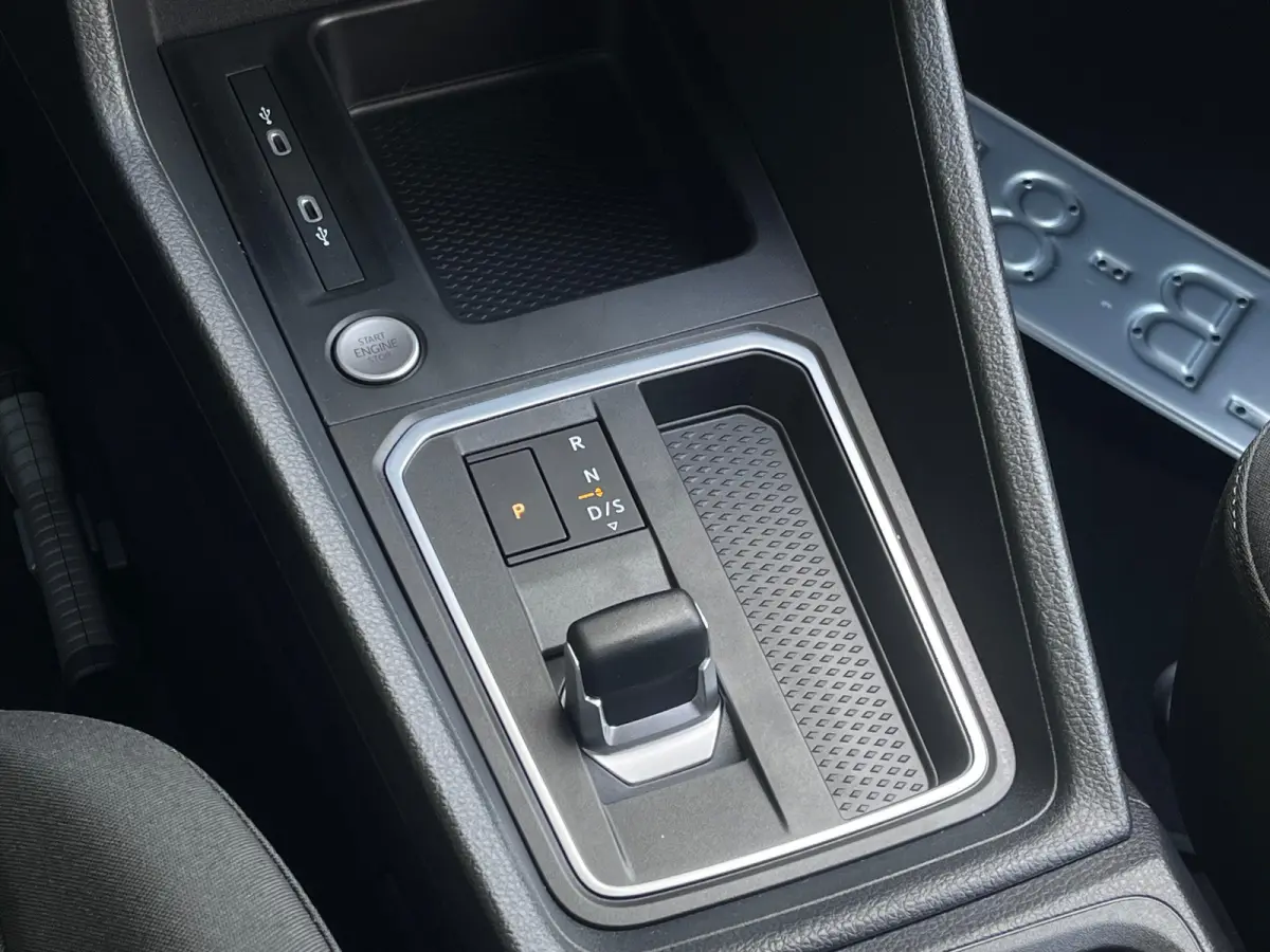 1.5 PHEV Titanium 7 Persoons | 100km Elektrisch Rijbereik | Camera | 1400kg Trekgewicht | 17 inch licht metaal | 7-persoons uitvoering | Achteruitrijcamera