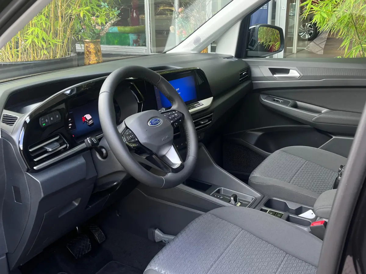 1.5 PHEV Titanium 7 Persoons | 100km Elektrisch Rijbereik | Camera | 1400kg Trekgewicht | 17 inch licht metaal | 7-persoons uitvoering | Achteruitrijcamera