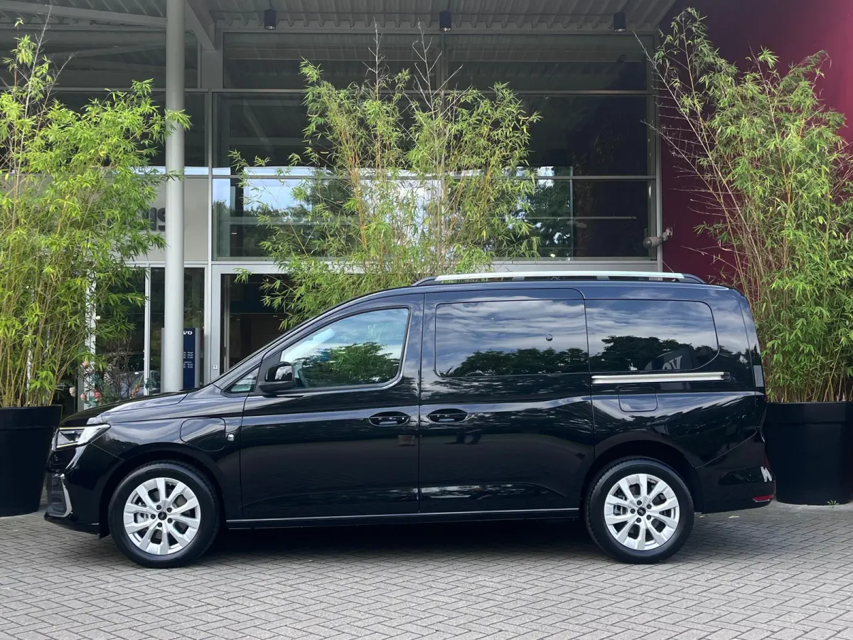 1.5 PHEV Titanium 7 Persoons | 100km Elektrisch Rijbereik | Camera | 1400kg Trekgewicht | 17 inch licht metaal | 7-persoons uitvoering | Achteruitrijcamera