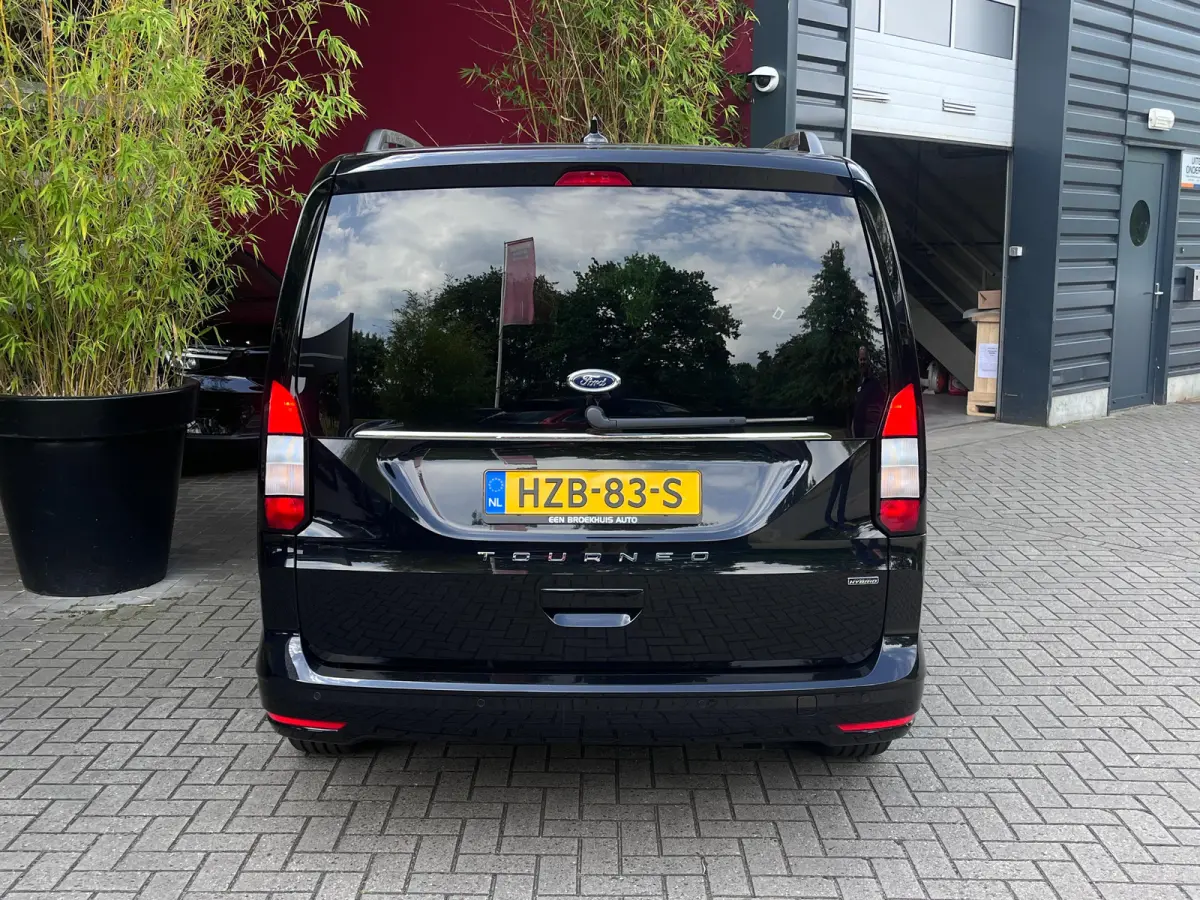 1.5 PHEV Titanium 7 Persoons | 100km Elektrisch Rijbereik | Camera | 1400kg Trekgewicht | 17 inch licht metaal | 7-persoons uitvoering | Achteruitrijcamera