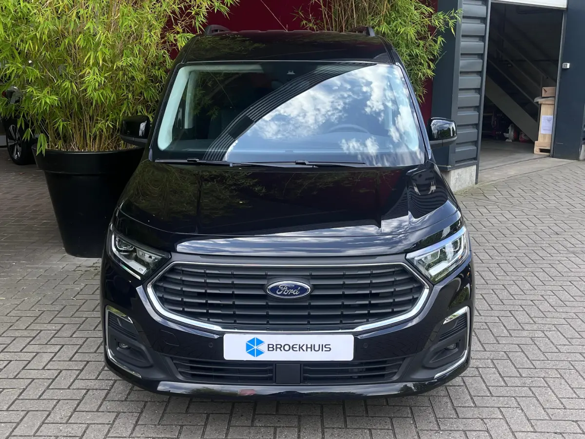 1.5 PHEV Titanium 7 Persoons | 100km Elektrisch Rijbereik | Camera | 1400kg Trekgewicht | 17 inch licht metaal | 7-persoons uitvoering | Achteruitrijcamera