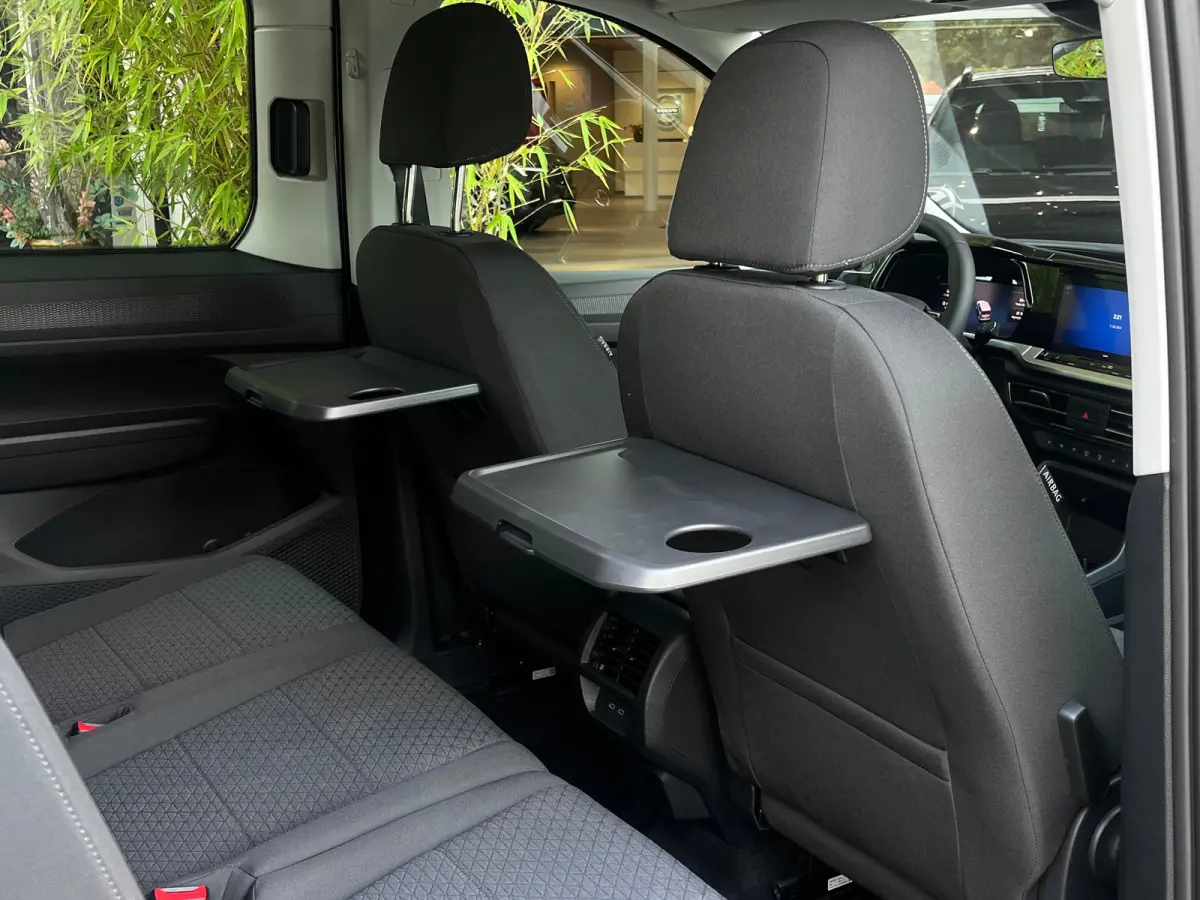 1.5 PHEV Titanium 7 Persoons | 100km Elektrisch Rijbereik | Camera | 1400kg Trekgewicht | 17 inch licht metaal | 7-persoons uitvoering | Achteruitrijcamera