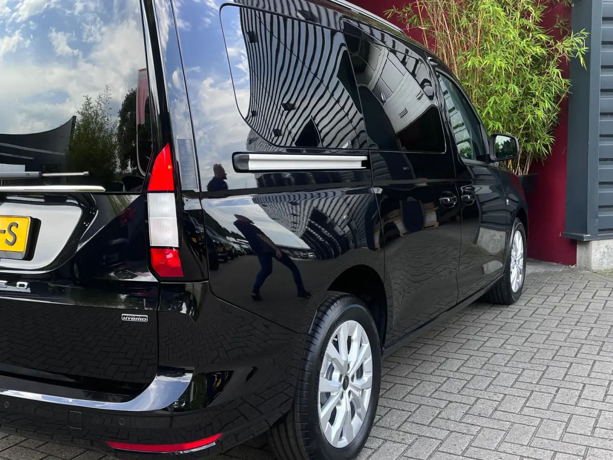 1.5 PHEV Titanium 7 Persoons | 100km Elektrisch Rijbereik | Camera | 1400kg Trekgewicht | 17 inch licht metaal | 7-persoons uitvoering | Achteruitrijcamera