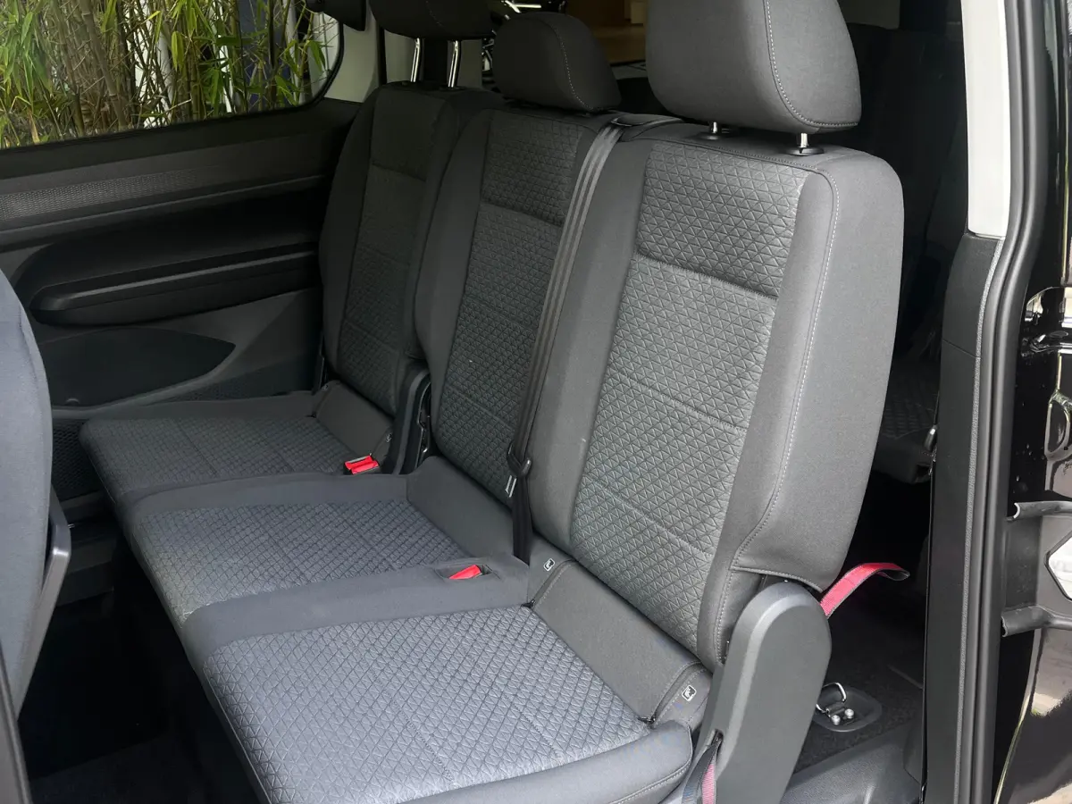 1.5 PHEV Titanium 7 Persoons | 100km Elektrisch Rijbereik | Camera | 1400kg Trekgewicht | 17 inch licht metaal | 7-persoons uitvoering | Achteruitrijcamera