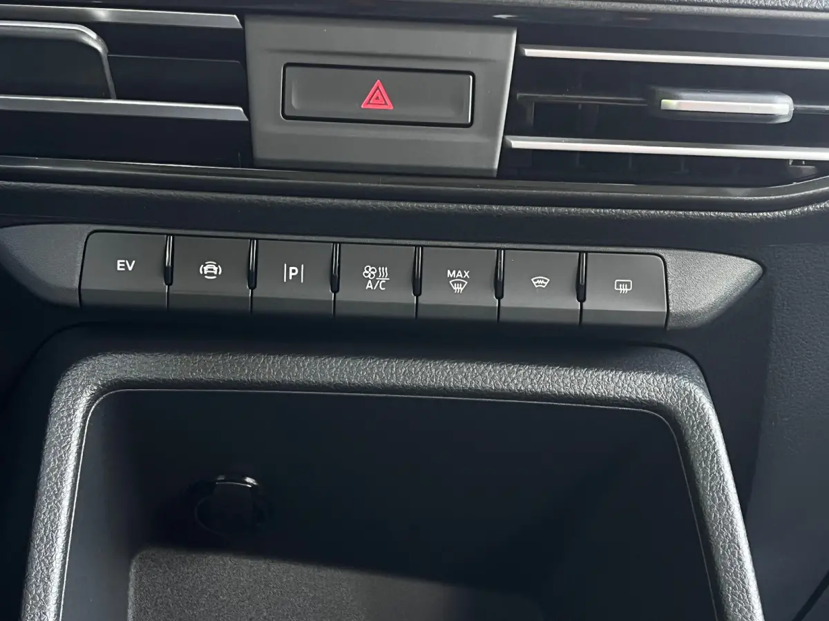 1.5 PHEV Titanium 7 Persoons | 100km Elektrisch Rijbereik | Camera | 1400kg Trekgewicht | 17 inch licht metaal | 7-persoons uitvoering | Achteruitrijcamera