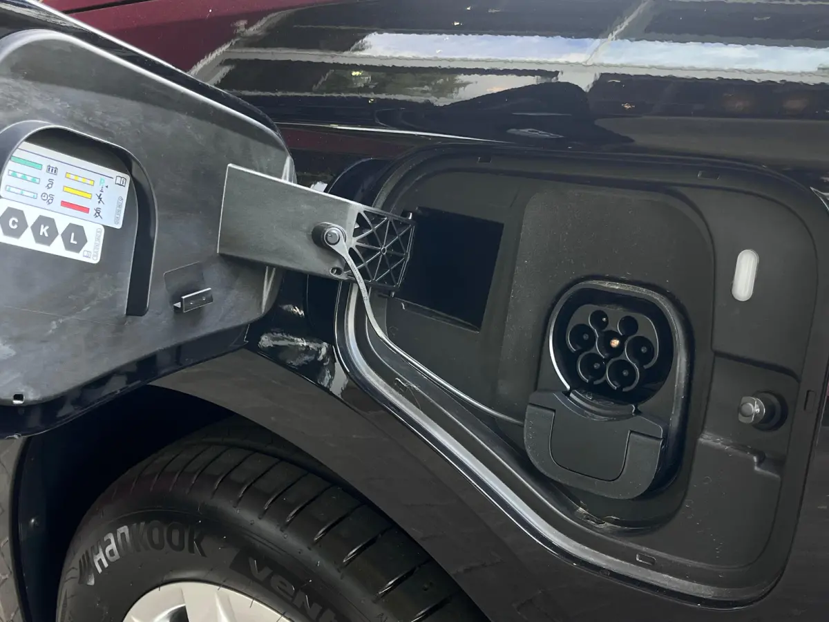 1.5 PHEV Titanium 7 Persoons | 100km Elektrisch Rijbereik | Camera | 1400kg Trekgewicht | 17 inch licht metaal | 7-persoons uitvoering | Achteruitrijcamera
