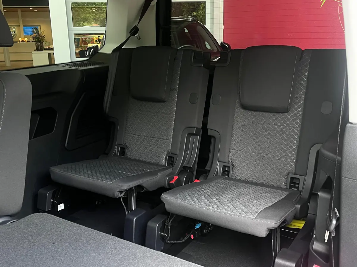 1.5 PHEV Titanium 7 Persoons | 100km Elektrisch Rijbereik | Camera | 1400kg Trekgewicht | 17 inch licht metaal | 7-persoons uitvoering | Achteruitrijcamera
