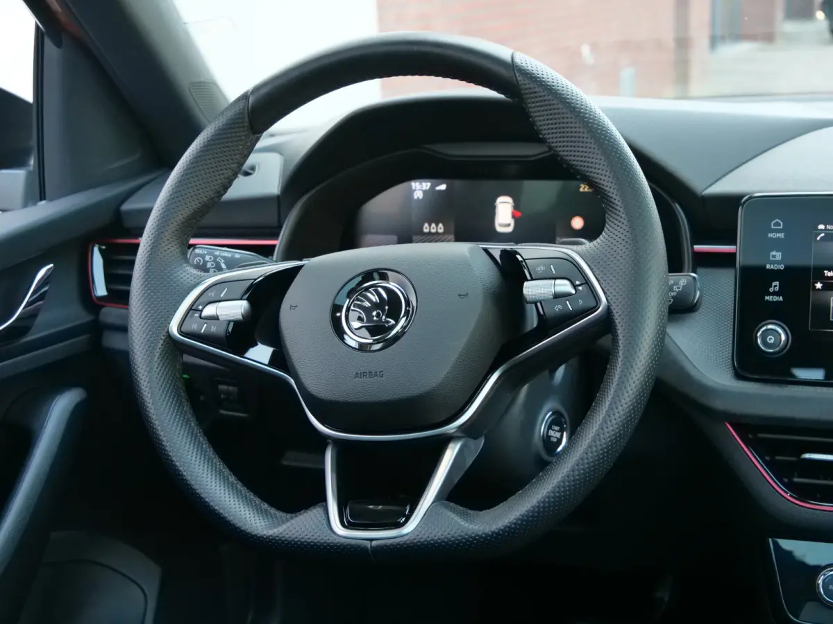 1.0 TSI 116 Pk Business Edition Automaat Apple Carplay / DAB / Camera / Pano-dak