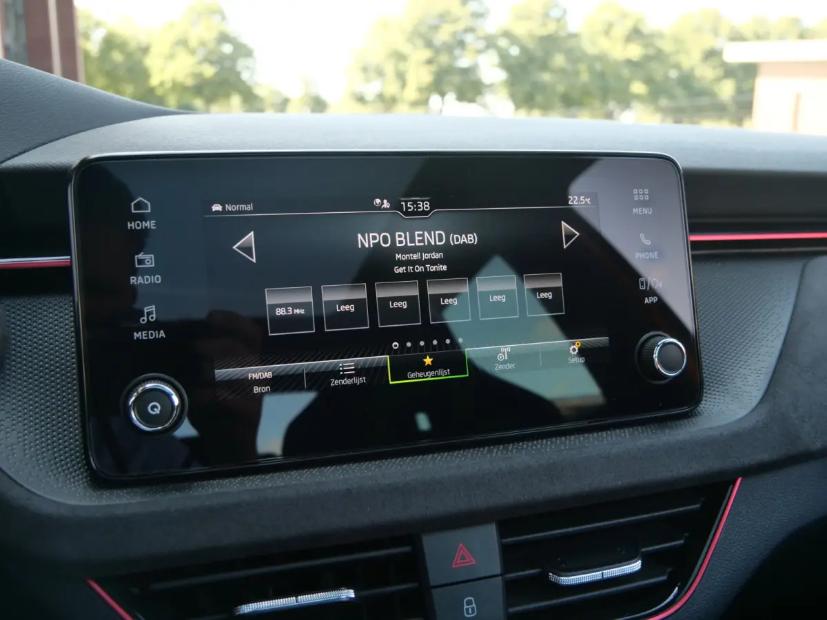 1.0 TSI 116 Pk Business Edition Automaat Apple Carplay / DAB / Camera / Pano-dak
