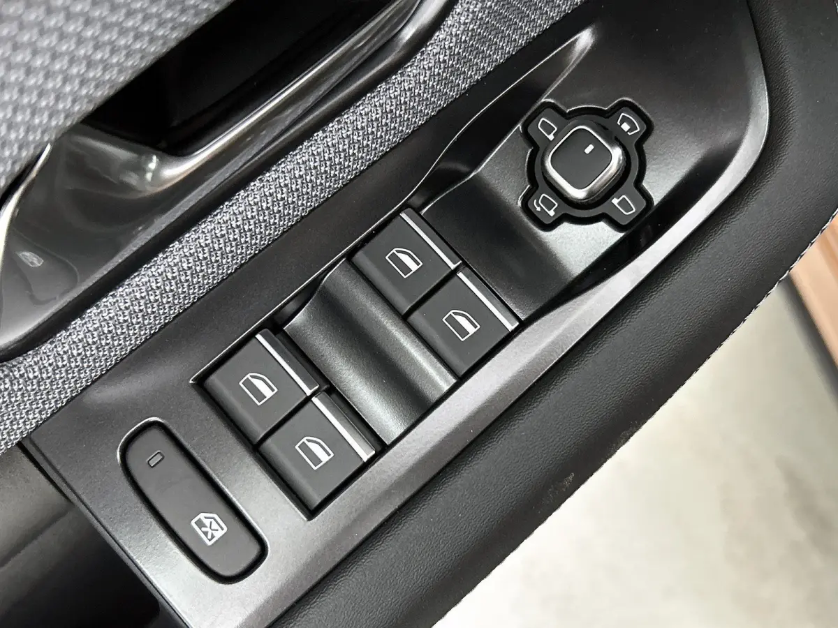 SUV GS Hybrid 145 pk Automaat | Navigatie | Rondomzicht Camera | Verwarmde Comfortstoelen | Elektrische Achterklep met Sensor | Premium Audio | Full-LED Koplampen | Head-up Display | Adaptie