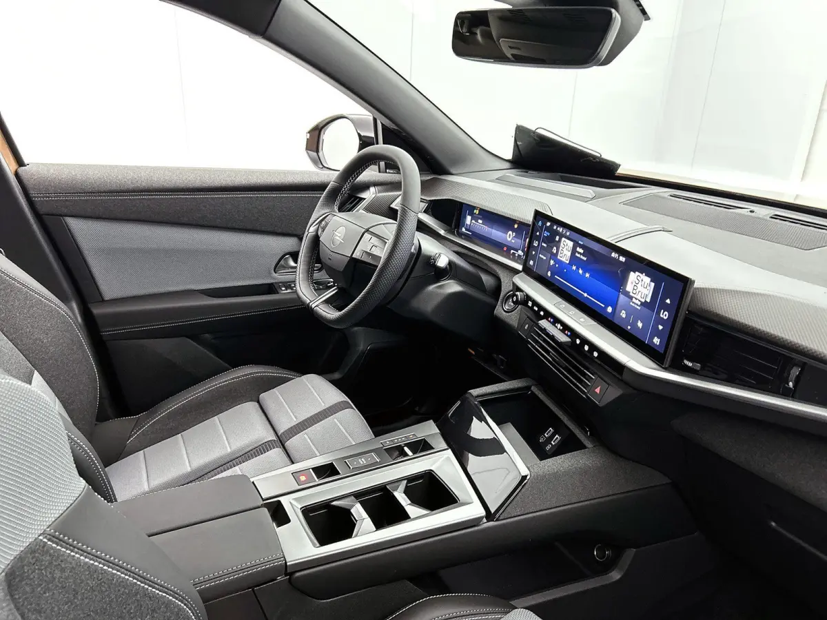 SUV GS Hybrid 145 pk Automaat | Navigatie | Rondomzicht Camera | Verwarmde Comfortstoelen | Elektrische Achterklep met Sensor | Premium Audio | Full-LED Koplampen | Head-up Display | Adaptie