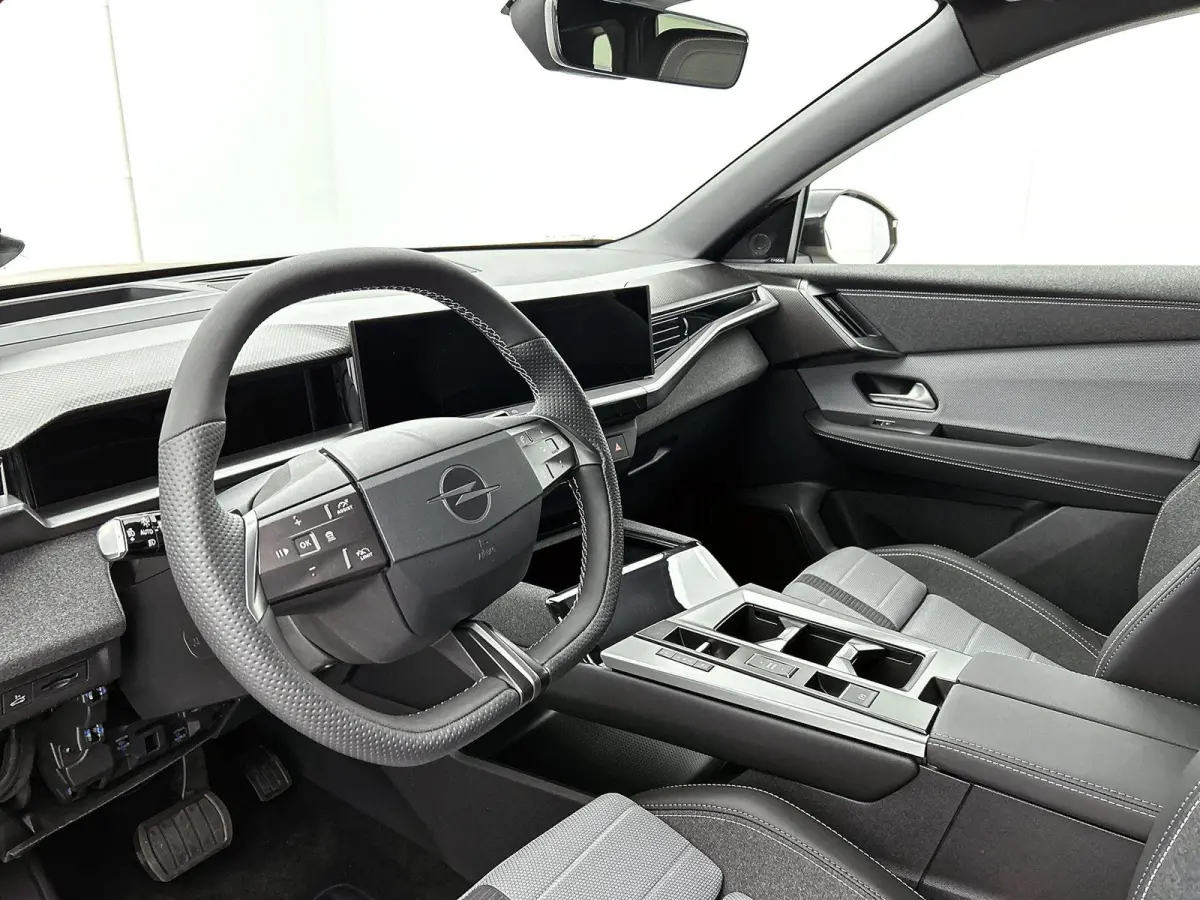 SUV GS Hybrid 145 pk Automaat | Navigatie | Rondomzicht Camera | Verwarmde Comfortstoelen | Elektrische Achterklep met Sensor | Premium Audio | Full-LED Koplampen | Head-up Display | Adaptie