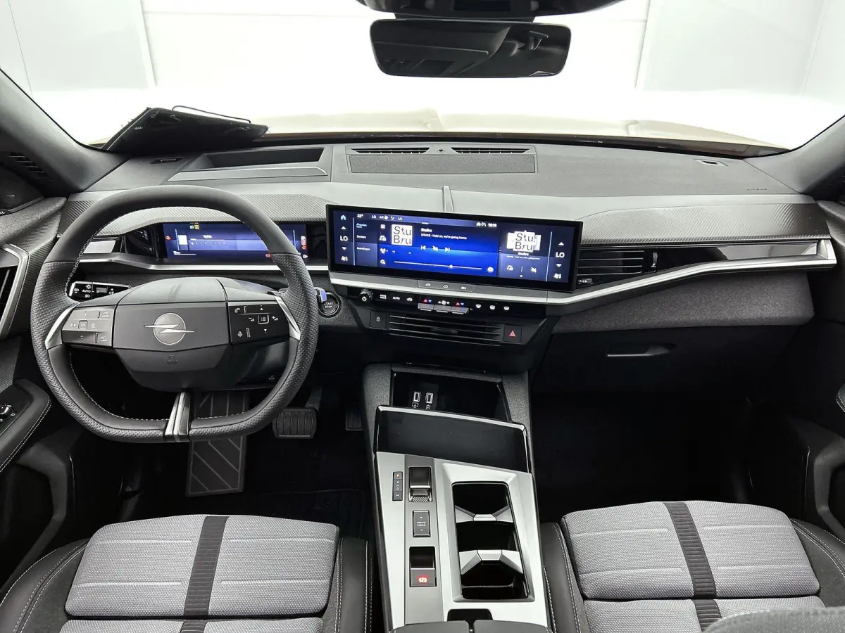 SUV GS Hybrid 145 pk Automaat | Navigatie | Rondomzicht Camera | Verwarmde Comfortstoelen | Elektrische Achterklep met Sensor | Premium Audio | Full-LED Koplampen | Head-up Display | Adaptie