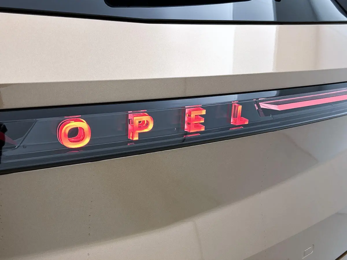 SUV GS Hybrid 145 pk Automaat | Navigatie | Rondomzicht Camera | Verwarmde Comfortstoelen | Elektrische Achterklep met Sensor | Premium Audio | Full-LED Koplampen | Head-up Display | Adaptie
