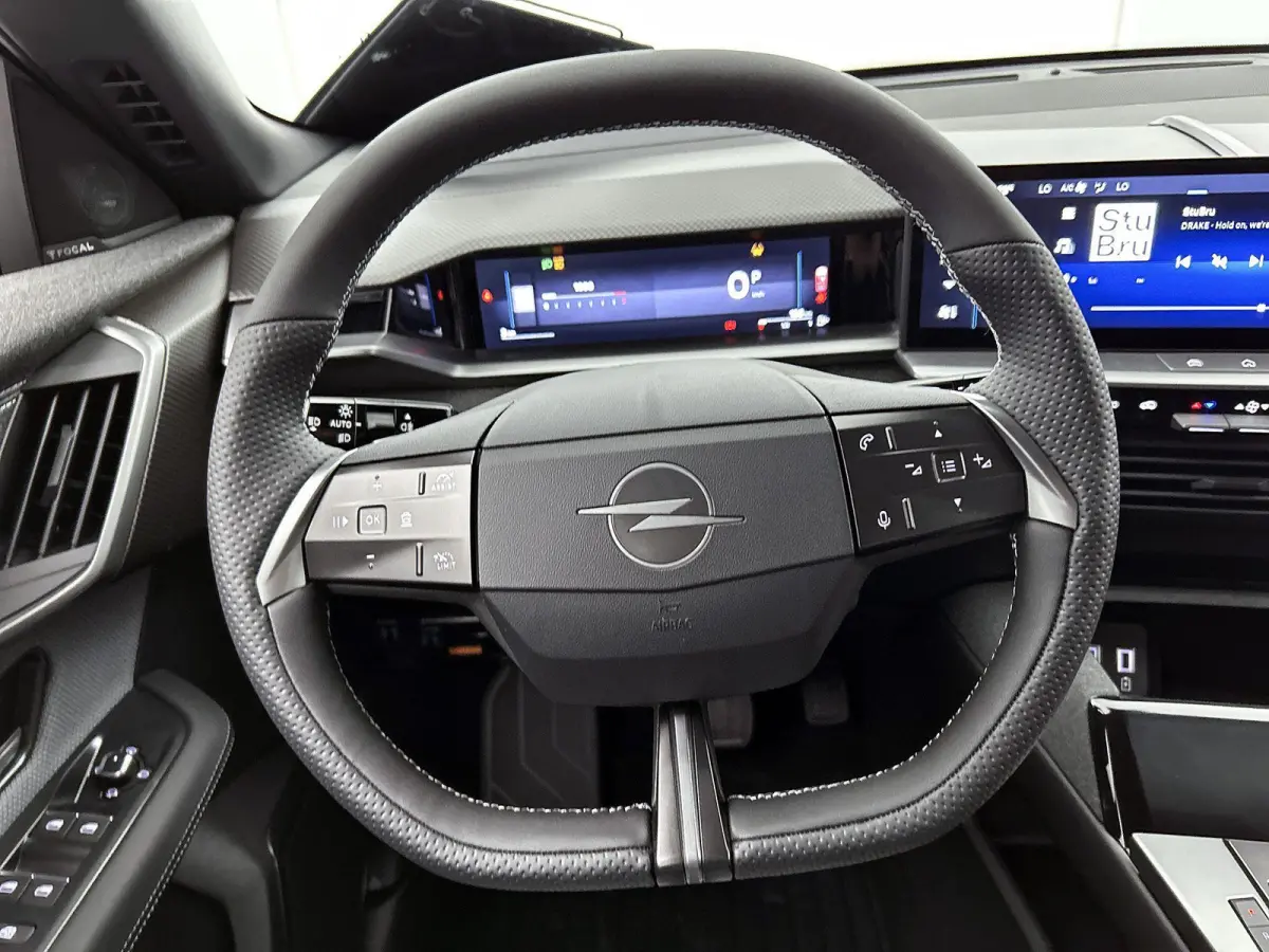 SUV GS Hybrid 145 pk Automaat | Navigatie | Rondomzicht Camera | Verwarmde Comfortstoelen | Elektrische Achterklep met Sensor | Premium Audio | Full-LED Koplampen | Head-up Display | Adaptie