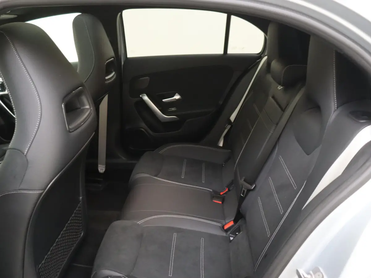 250 e Star Edition AMG Line / Stoelverwarming / 360Graden-Camera / Panorama-schuifdak / Memory-Stoelen / Multispaaks-Velgen / Night-Pakket /