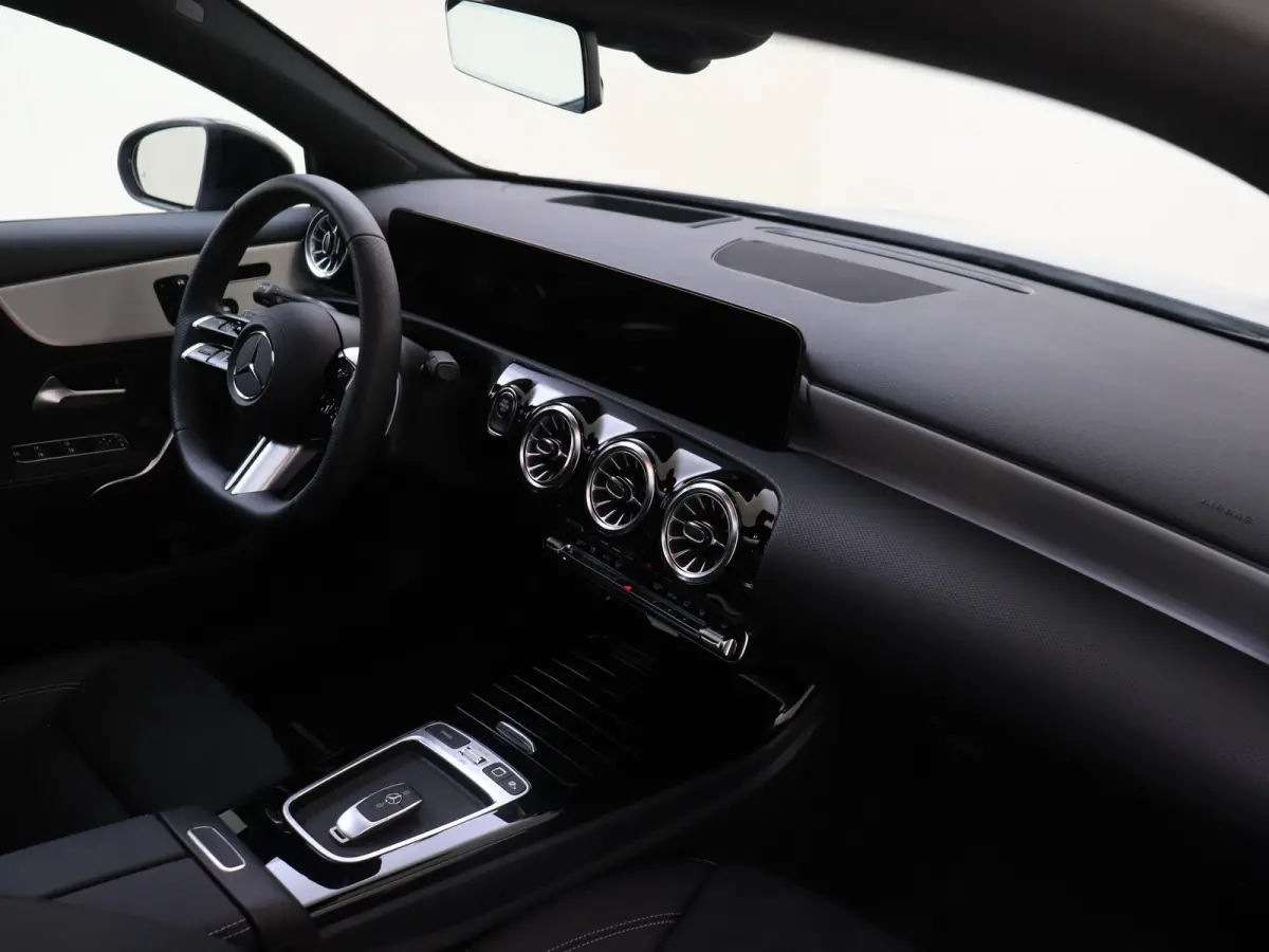 250 e Star Edition AMG Line / Stoelverwarming / 360Graden-Camera / Panorama-schuifdak / Memory-Stoelen / Multispaaks-Velgen / Night-Pakket /