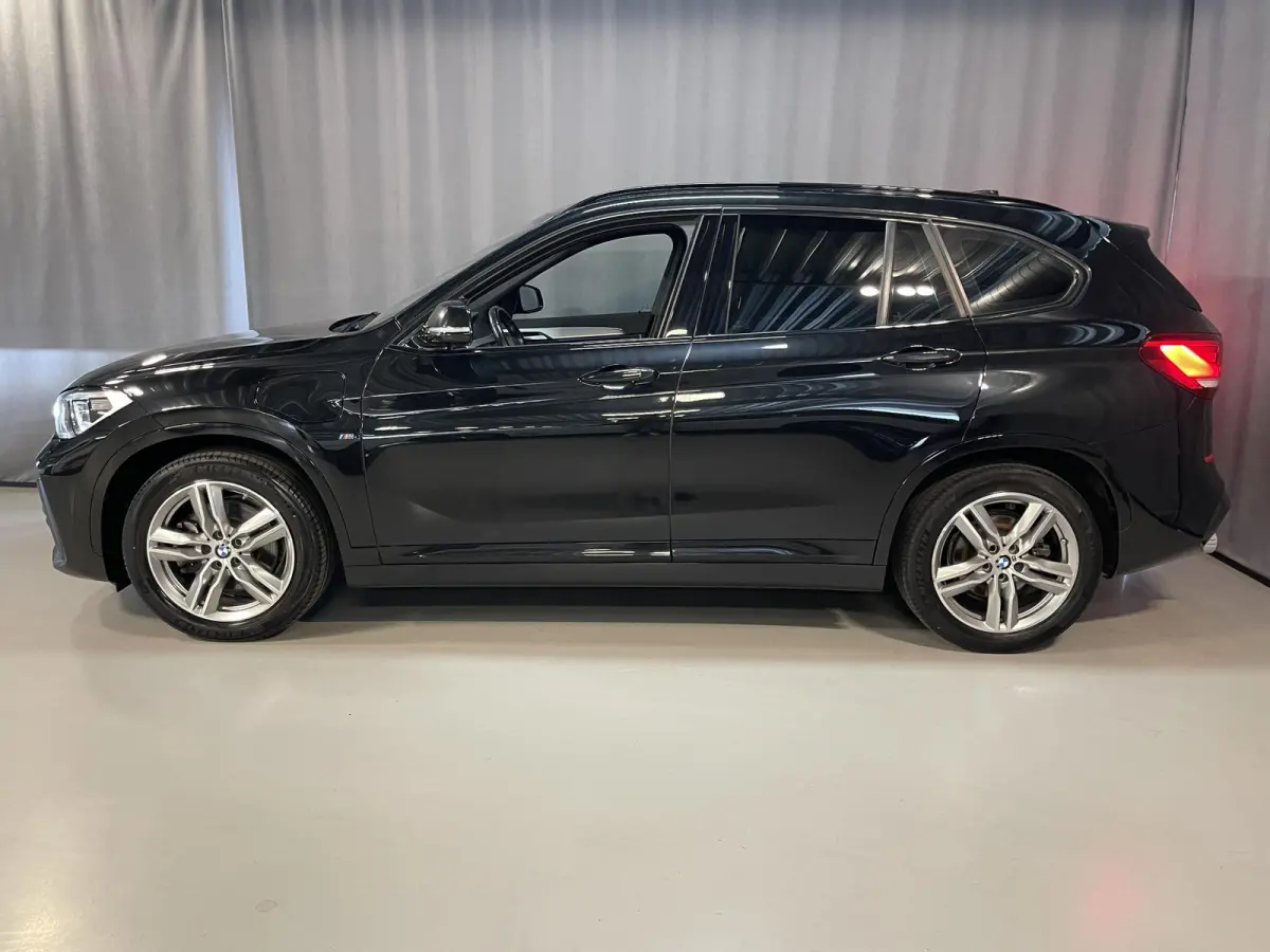 xDrive25e High Executive M Sport 18''/VOL Leder/Trekhaak/Stoelverwarming/Sportstoelen/Elektrische Klep/LED/DAB/Navigatie/PDC