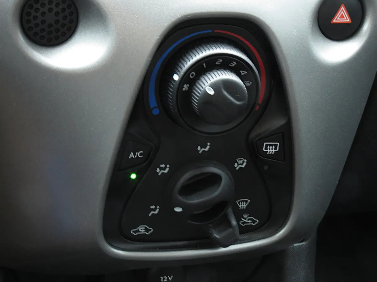 1.0 e-VTi 5-DEURS | AIRCO | LICHTMETALEN VELGEN | BLUETOOTH RADIO | NAP |