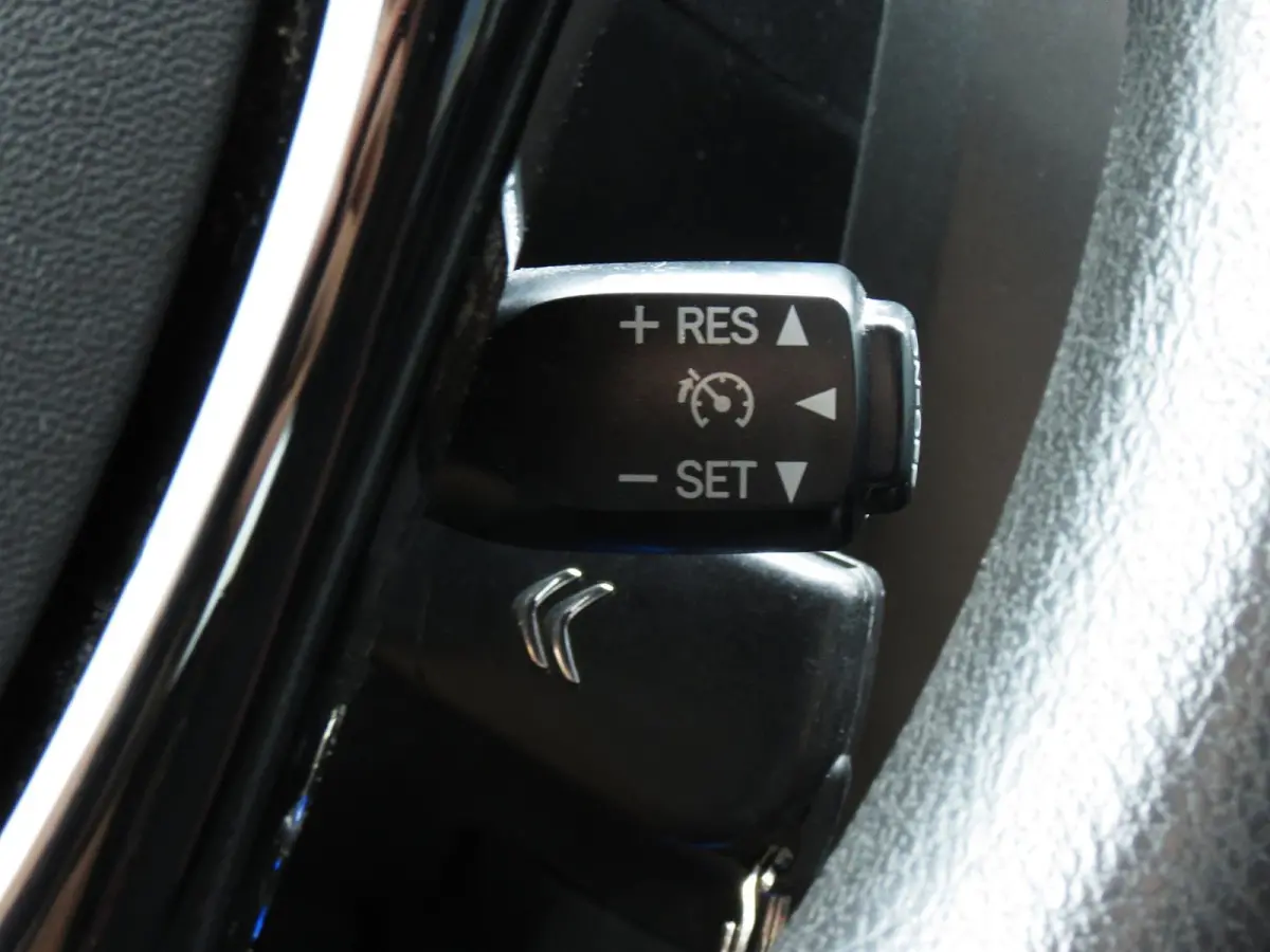 1.0 e-VTi 5-DEURS | AIRCO | LICHTMETALEN VELGEN | BLUETOOTH RADIO | NAP |